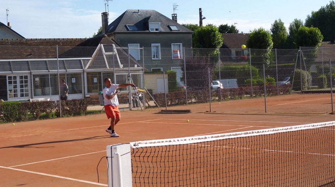 Un des 9 courts extérieurs - © Tennis Club