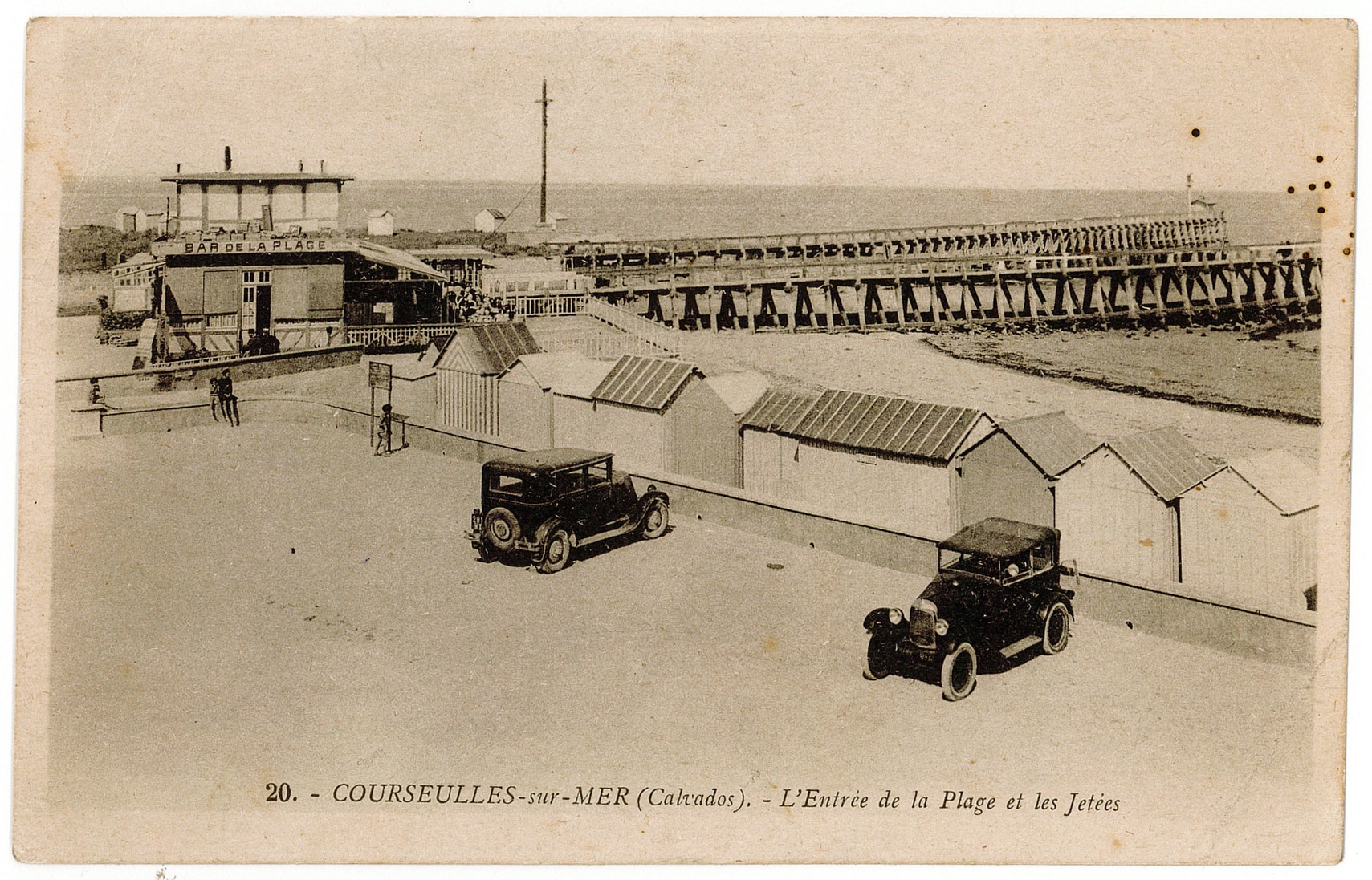 13.1 - Digue - cabines de plage - jetées - bar de la plage - plage - mer - 01-08-1928 © Jean-Pierre Fritz