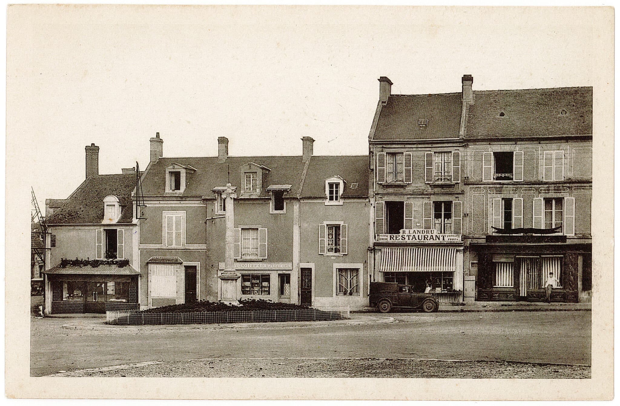39. Vue de la Place de Caen - Place du Marché - © Jean-Pierre Fritz