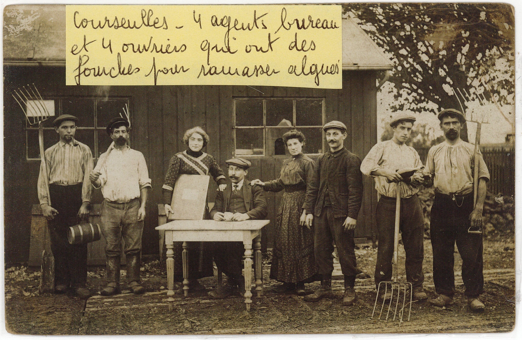 47.1 - 4 agents bureau et 4 ouvrier avec des fourches pour ramasser les algues - ©Jean-Pierre Fritz
